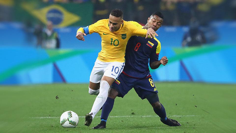 Neymar berebut bola dengan Dorlan Pabon. - INDOSPORT